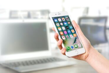 Interzicerea telefoanelor la școală ar putea afecta performanțele elevilor. Cu ce soluții vin experții OCDE