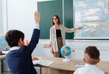 Acte în fals pentru educație. Cum a ajuns o femeie cu 12 clase profesor titular de limba română la liceu