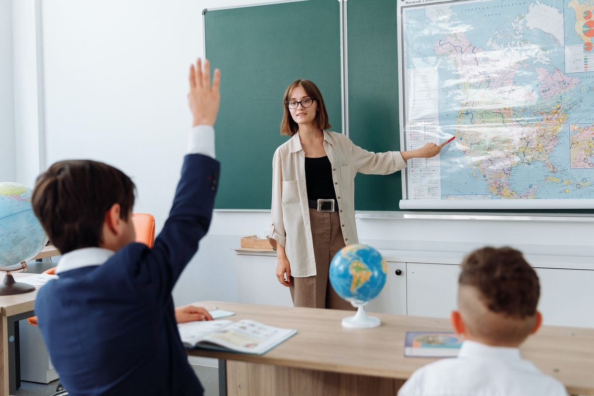 Acte în fals pentru educație. Cum a ajuns o femeie cu 12 clase profesor titular de limba română la liceu