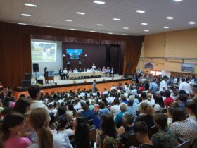Discursul șefei de promoție din Ineu a înfierbântat profesorii. „Autosuficientă, plină de aroganță, incapabilă de recunoștință” VIDEO Discursul șefei de promoție din Ineu a înfierbântat profesorii. „Autosuficientă, plină de aroganță, incapabilă de recunoștință” VIDEO