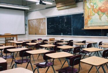 Educația teatrală, materie obligatorie în clasa a XI-a, educația sexuală nu este în programa școlară