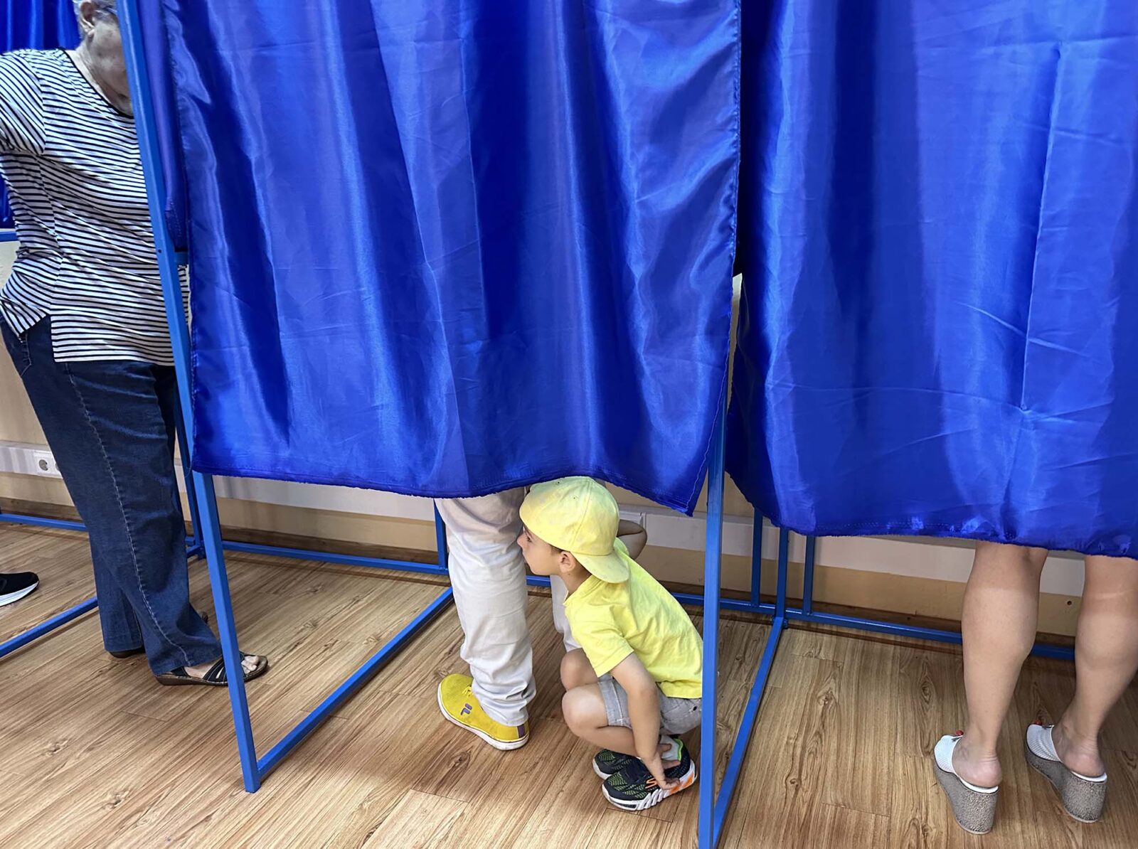 Fără supărare. Polițiștii, ”descoperiți” în secțiile de votare