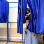 Vor să voteze, dar n-au unde. Au mai adus cabine!