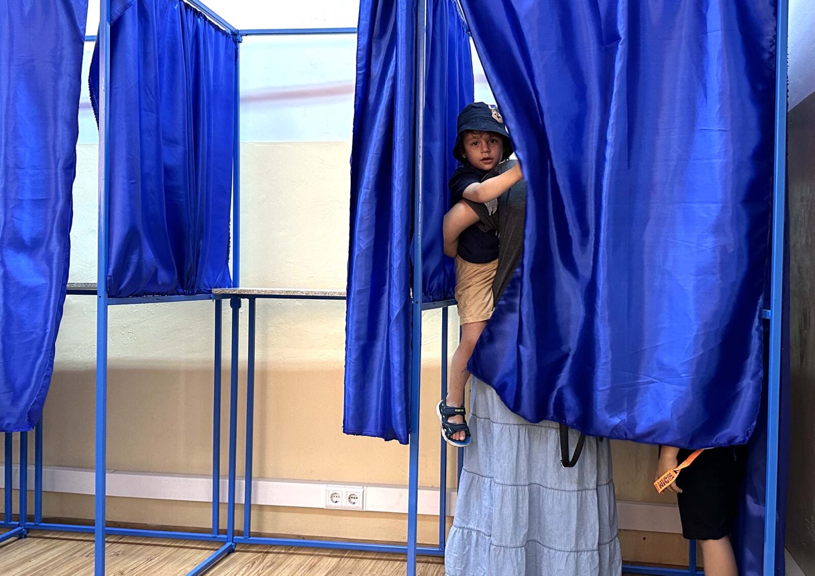 Vor să voteze, dar n-au unde. Au mai adus cabine!