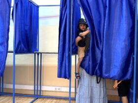 Vor să voteze, dar n-au unde. Au mai adus cabine!
