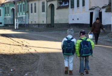 România analfabetă și tradiția lipsei educației. De la țărani care nu doreau să-și ducă copiii la școală, la elevi care nu pricep mai nimic