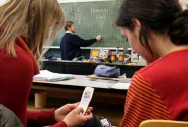 De ce nu vor confisca profesorii telefoanele mobile ale elevilor. Explicațiile unui părinte: „E complicat”