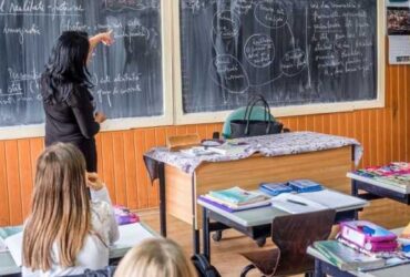 Cât câștigă învățătorii și profesorii școlilor private. Cele mai mari salarii sunt în București