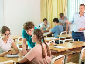 Uniformele școlare, un adevărat butoi cu pulbere. Directoarea unui liceu bucureștean rupe tăcerea: „Mi s-a rupt sufletul când am auzit”