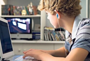 Aproape jumătate dintre copii stau mai mult de șase ore pe internet, iar unu din trei suferă de tulburări emoționale
