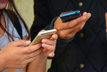 Un secretar de stat pune paie pe foc și spune ca telefoanele mobile vor fi interzise total în scoli. Care e situația în alte țări