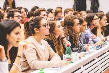 Facultatea de Drept din România care va renunța la lucrările de licență. Decan: „Eliminarea a fost făcută la cererea studenților”