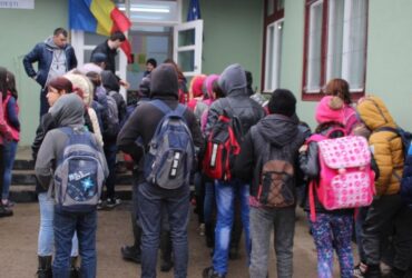 România copiilor care rămân fără școală: Părinții nu dau doi bani pe educație, iar micuții visează din clasa a VII-a la munca în străinătate