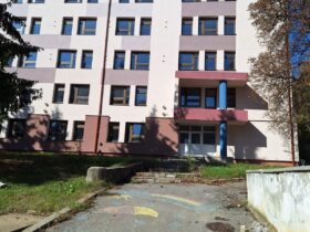 Singura școală cu predare în română din Covasna există doar pe hârtie. Director: „În realitate, elevii noștri învață împrăștiați prin tot orașul”