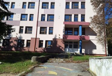 Singura școală cu predare în română din Covasna există doar pe hârtie. Director: „În realitate, elevii noștri învață împrăștiați prin tot orașul”