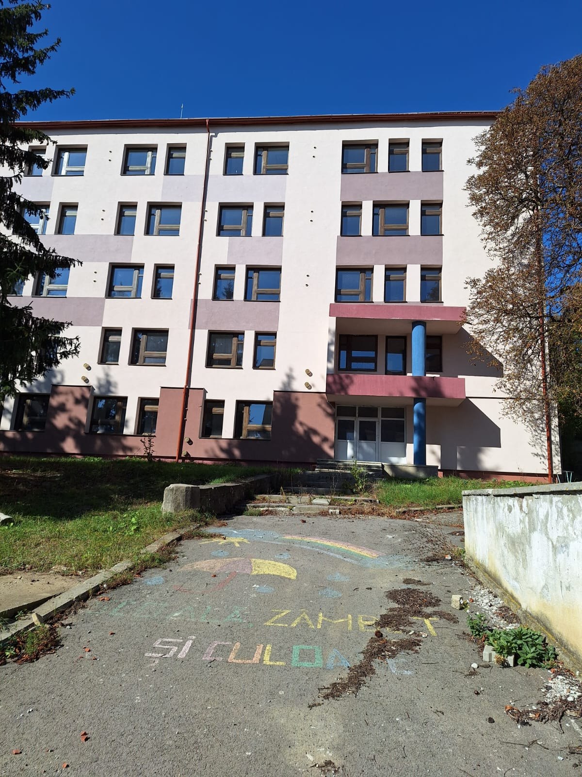 Singura școală cu predare în română din Covasna există doar pe hârtie. Director: „În realitate, elevii noștri învață împrăștiați prin tot orașul”