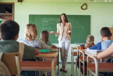 Lege promulgată. Primele de carieră didactică şi profesională vor fi acordate în luna octombrie a fiecărui an