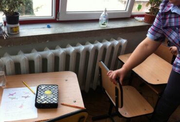 Elevii din Focșani învață cu gecile pe ei. Director de liceu: „În clase avem 16 grade”. Cine este de vină și cum se va rezolva problema
