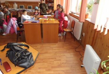 „Căldura nu este o materie opțională”: Elevii din Focșani cer să intre în on-line pentru că învață în frig de două săptămâni