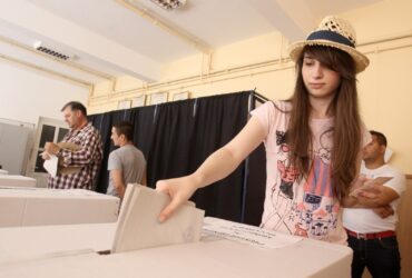 Fetele din România sunt mai interesate de politică decât băieţii. Impactul orelor de educaţie civică din gimnaziu