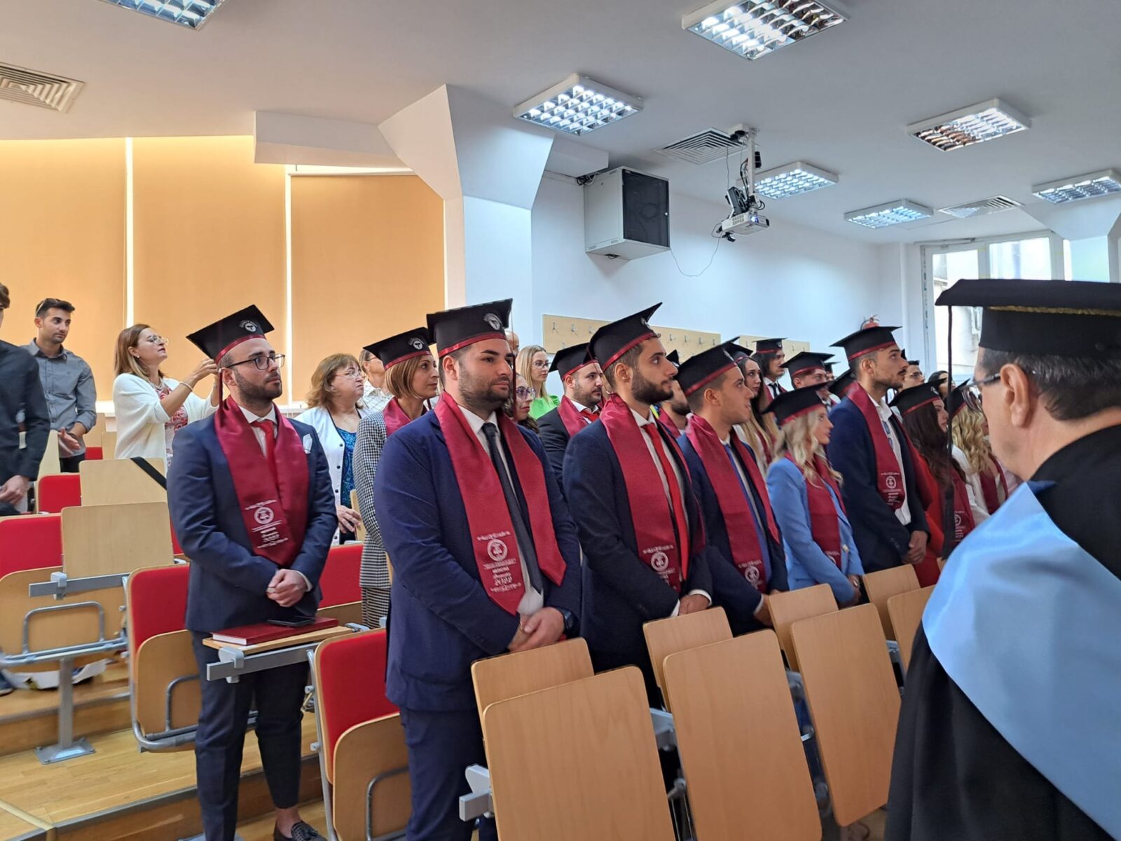 Masă caldă pentru studenți și bani mai mulți pentru cercetare. Doi profesori universitari cer adoptarea unor măsuri urgente Masă caldă pentru studenți și bani mai mulți pentru cercetare. Doi profesori universitari cer adoptarea unor măsuri urgente