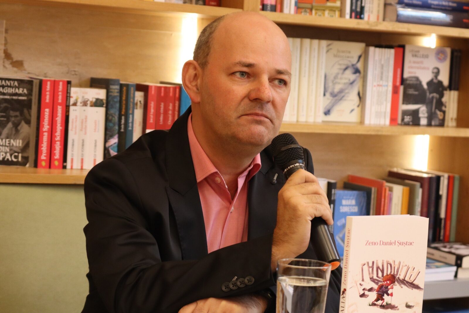 Părintele care a fondat o asociație pentru depolitizarea învățământului: „Carnetul potrivit de partid rămâne cel mai bun CV”