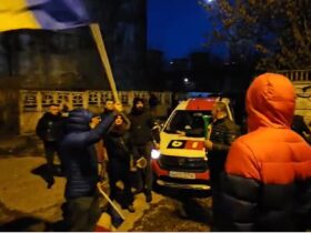 Jurnalist agresat de protestatari