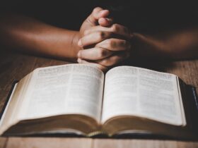 Cum ar trebui predată Religia în școli: „Acum ori îți pui căștile pe urechi și asculți muzică în ora de Religie, ori îți faci temele la alte materii” Cum ar trebui predată Religia în școli: „Acum ori îți pui căștile pe urechi și asculți muzică în ora de Religie, ori îți faci temele la alte materii”