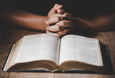 Cum ar trebui predată Religia în școli: „Acum ori îți pui căștile pe urechi și asculți muzică în ora de Religie, ori îți faci temele la alte materii”