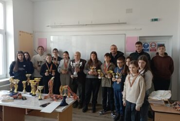 „Fenomenul Oneaga”. Cum au ajuns un învățător și elevii săi de la capătul României să câștige zeci de titluri naționale