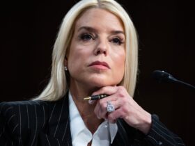 Cine este blonda lui Trump