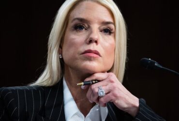 Cine este blonda lui Trump
