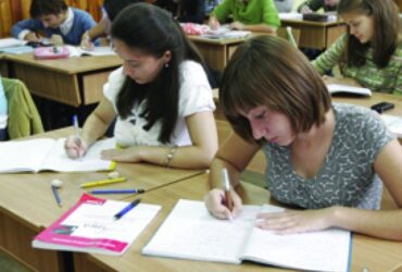 Romengleza, mai folosită ca niciodată. Cu ce pericole vine pentru cei mici