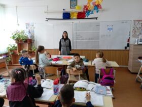 Învățătoarea de la capătul României care face performanță în educație. Și-a dorit să profeseze în mediul rural și dă aripi copiilor
