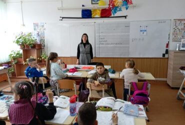 Învățătoarea de la capătul României care face performanță în educație. Și-a dorit să profeseze în mediul rural și dă aripi copiilor