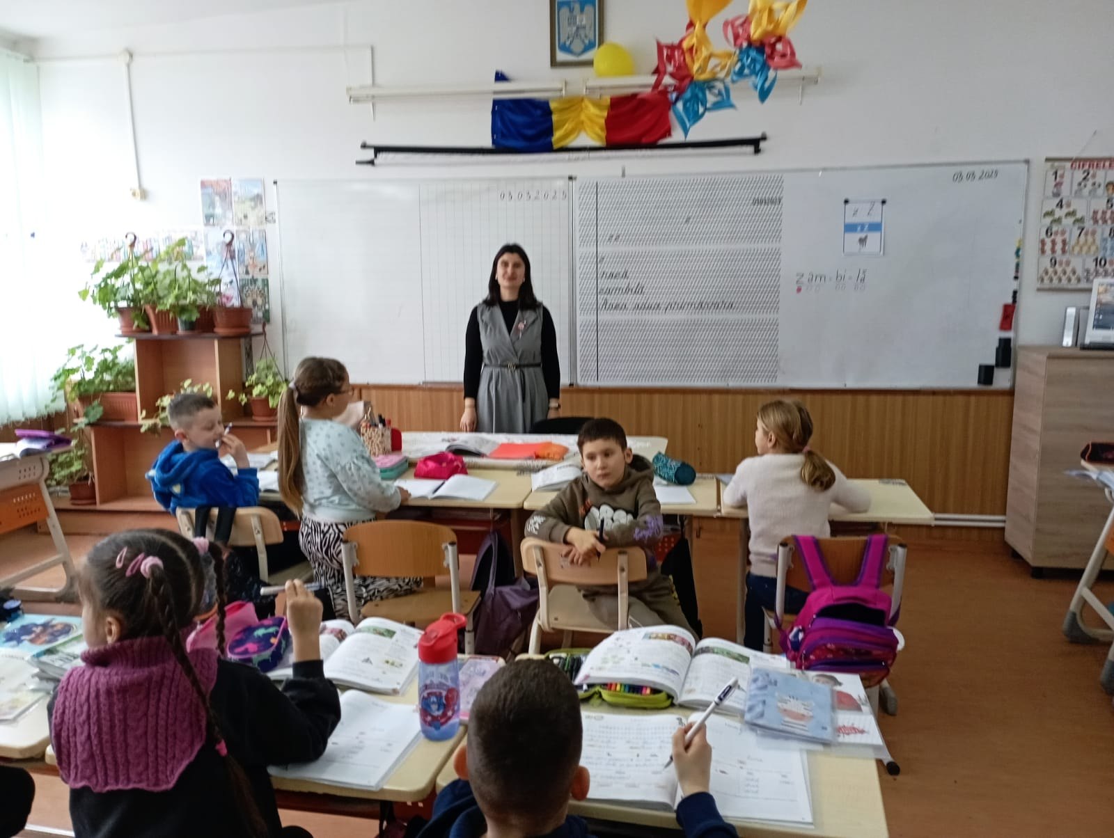 Învățătoarea de la capătul României care face performanță în educație. Și-a dorit să profeseze în mediul rural și dă aripi copiilor