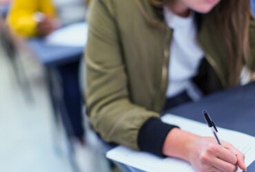 „Perle” la simularea de la Evaluarea Națională. „Autorul se ia de soare, că de ce l-a supărat?”