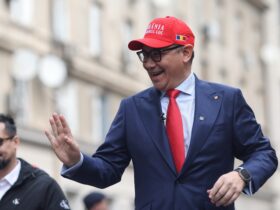 Victor Ponta îi compară pe emisarii lui Ciolacu în SUA cu personajele din Miami Beach. „Când ești prim-ministru n-ai nevoie să-ți pună cineva pile”