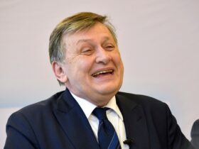 Crin Antonescu revine după 15 ani în lupta pentru Cotroceni. Ce va conta mai mult: trei partide în spate sau 10 ani de absență? ANALIZĂ