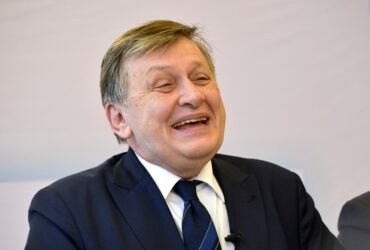 Crin Antonescu revine după 15 ani în lupta pentru Cotroceni. Ce va conta mai mult: trei partide în spate sau 10 ani de absență? ANALIZĂ