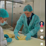 Campania „culinară”. Candidatul Nicușor Dan frământă cozonaci: „Să îmi aduceți o tavă, am eu metoda mea”