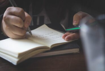 Realitatea dură din universități. Situațiile uluitoare relatate de un profesor din Capitală: Se strâng în jurul telefonului și chicotesc în timp ce predai