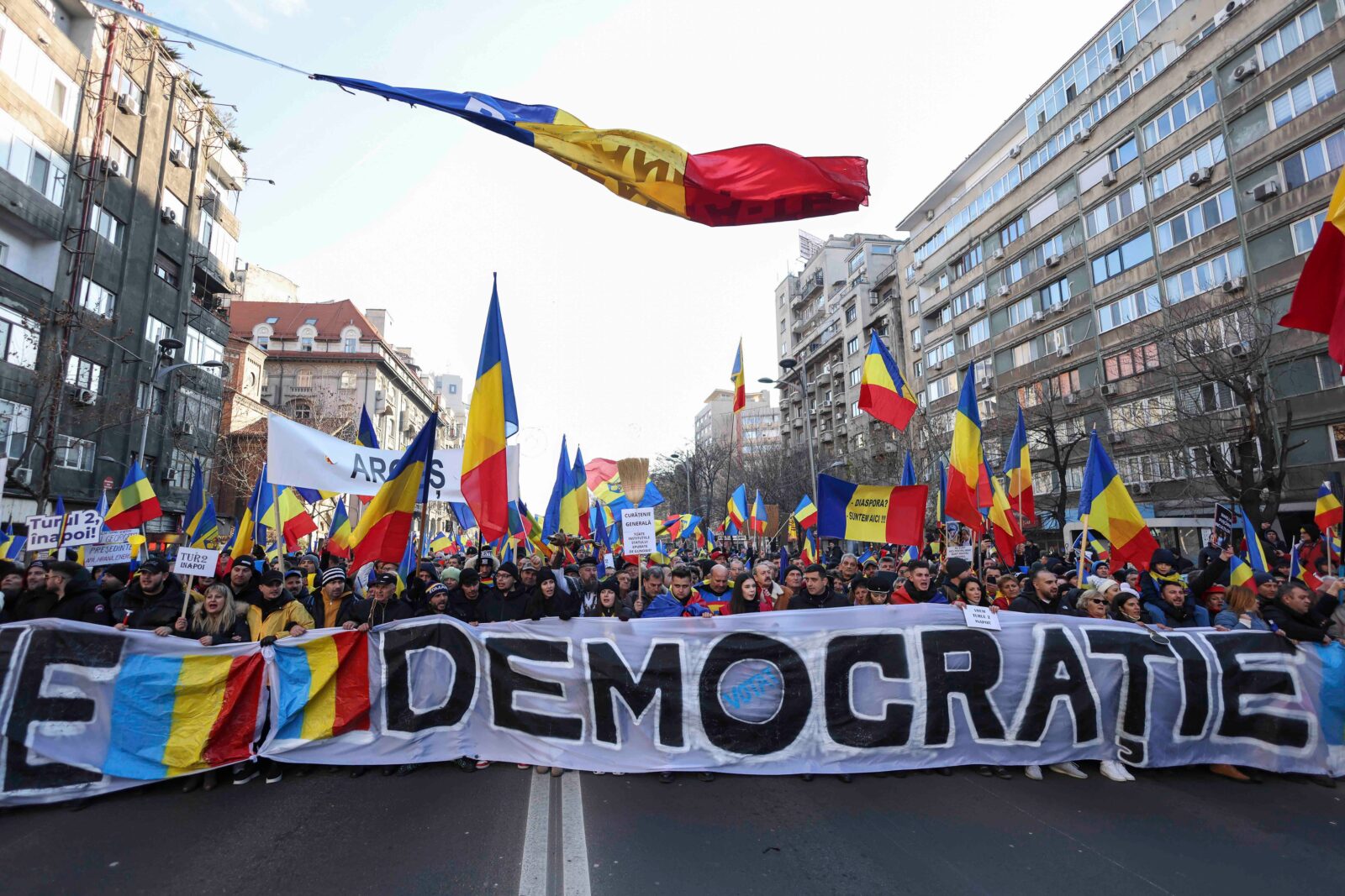 Impactul sentinței care aduce „turul 2 înapoi”: „O tactică de campanie menită să pună gaz pe foc” Impactul sentinței care aduce „turul 2 înapoi”: „O tactică de campanie menită să pună gaz pe foc”