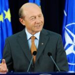 Traian Băsescu anunță că „diaspora poate face preşedinţi”. Cum îi explică premierului Ciolacu episodul „furtului alegerilor” la Paris în 2009