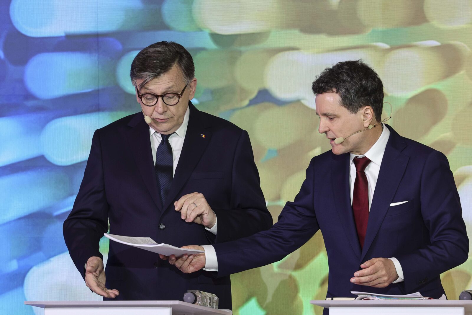 Acuzat de Crin Antonescu ca „minte patologic”, Nicușor Dan publică documente privind instrăinarea bazelor sportive: „Ce dovedesc ele?”