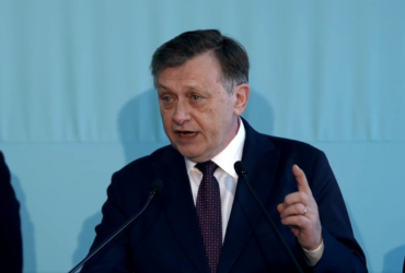 Crin Antonescu consideră că responsabilitatea taxelor și restructurărilor aparține premierului. „El este cel obligat să ia o decizie, nu să vină la mine”
