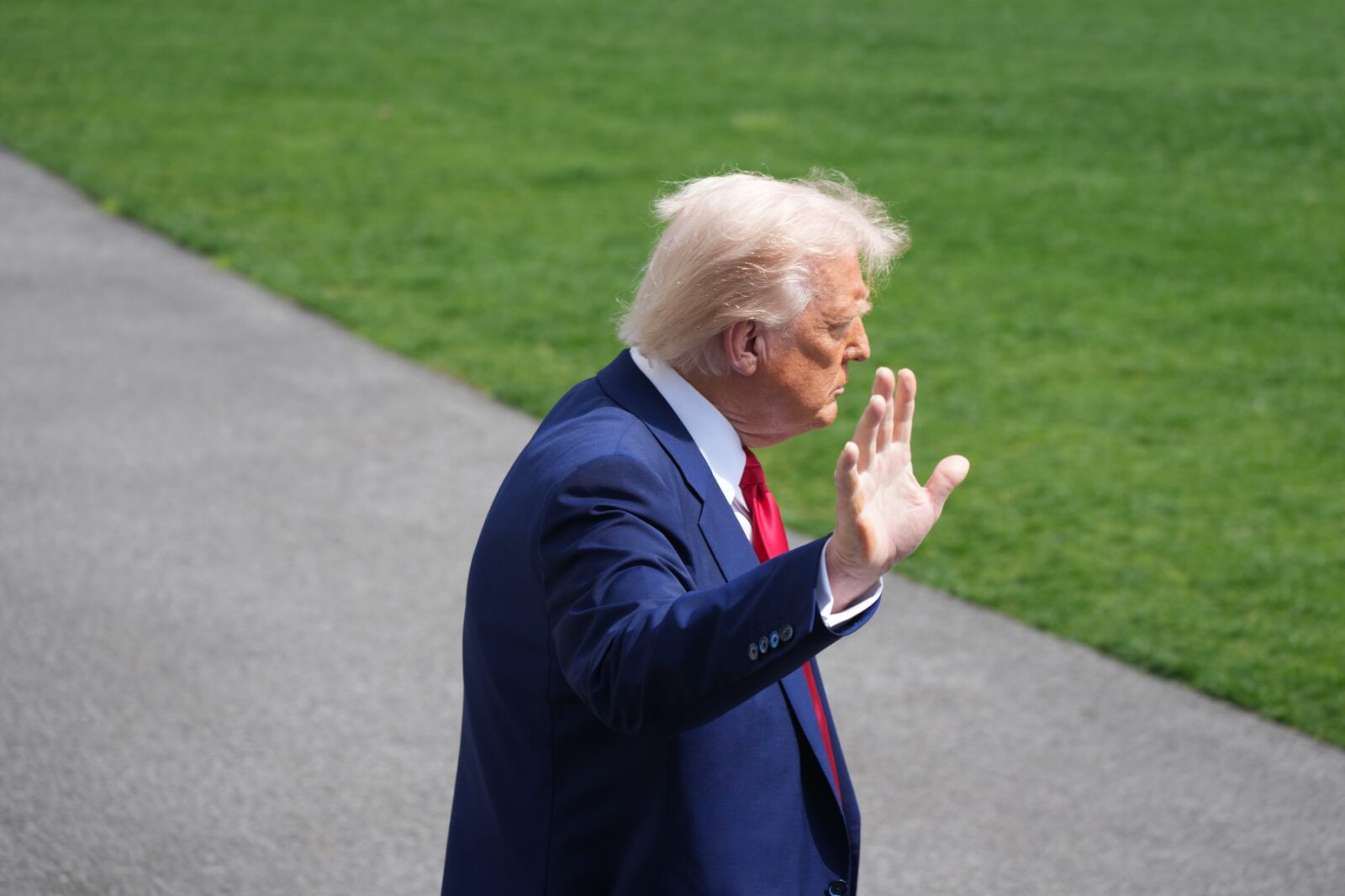 În a doua lui reacție, Trump ridică din umeri după ce a zguduit piețele globale cu taxele lui vamale: „Cred că merge foarte bine”