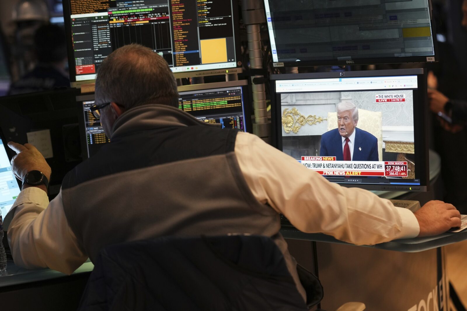Ședința „roller coaster” de pe Wall Street s-a încheiat cu doi indici majori în scădere, după ce Trump a rămas ferm în privința taxelor vamale. „Un leac mai rău decât boala”