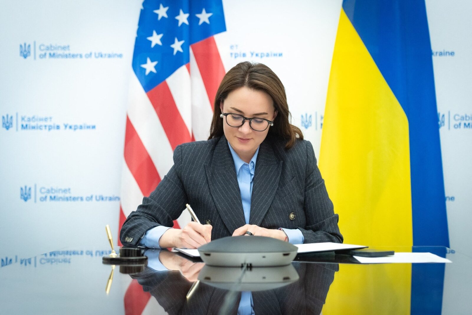 ULTIMA ORĂ Ucraina și SUA au semnat acordul privind mineralele rare dorit de Trump