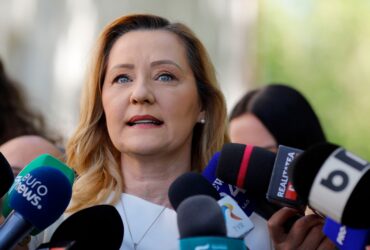 Elena Lasconi refuză să demisioneze. Întrebată pe cine preferă în turul 2 a zis, râzând, Brad Pitt